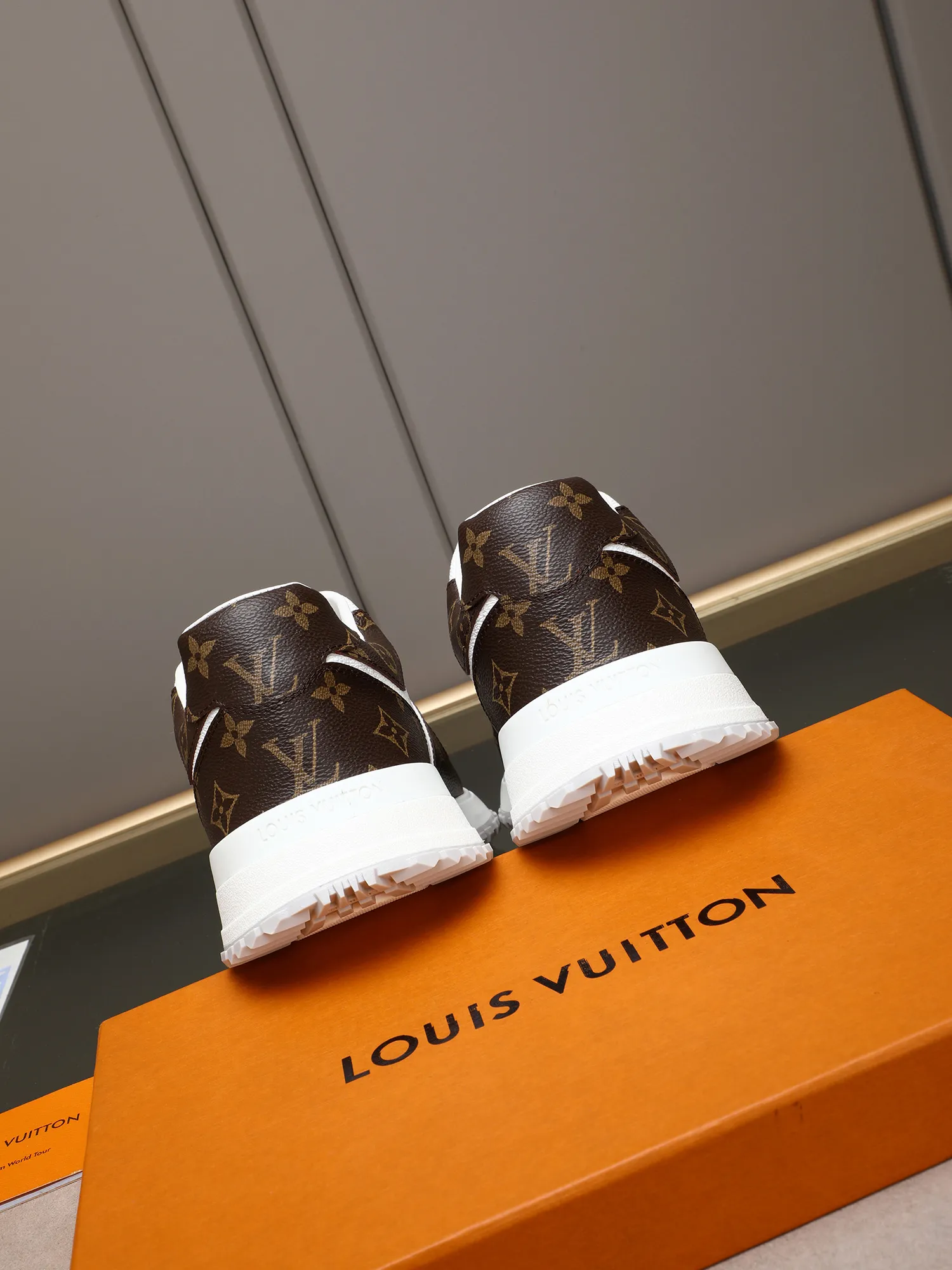 Men's Shoes 💰660 L The Run Away Maxi sneaker debuts in the 2025 collection and continues the iconic design of the Run Away sneaker. The smooth cowhide leather upper features contrasting LV lettering and Vuitton logos, and a lightweight rubber wedge outsole evokes running shoe construction. High level of comfort. Looks good, wears well and matches well. Worth buying! 7 color selection size: 39-44 (45 customized)